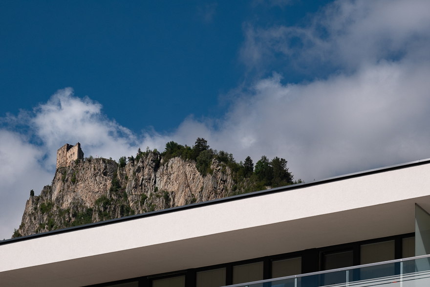 Burg Imst hoch über der Neustadt